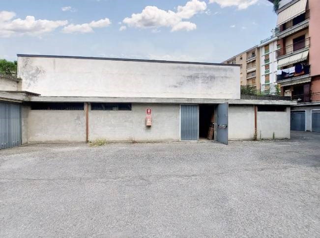 locale commerciale in vendita a Tortona in zona Centro Storico