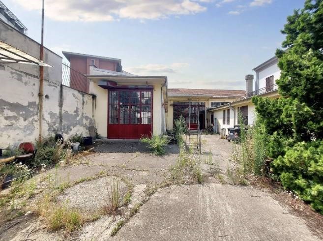 locale commerciale in vendita a Tortona