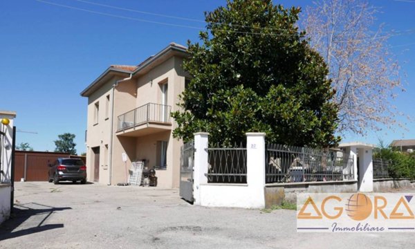 casa indipendente in vendita a Tortona