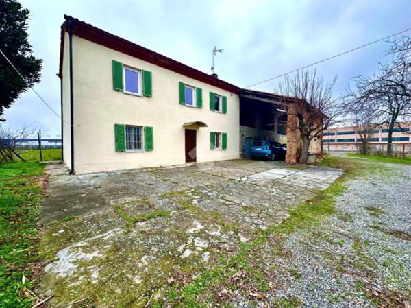 casa indipendente in vendita a Tortona