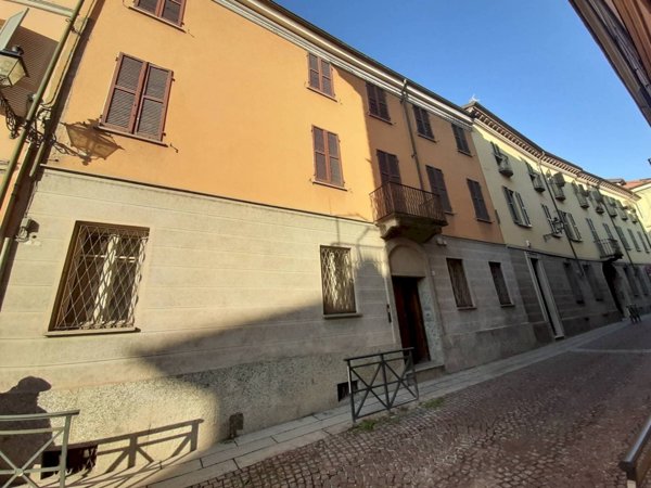 casa indipendente in vendita a Tortona in zona Centro Storico