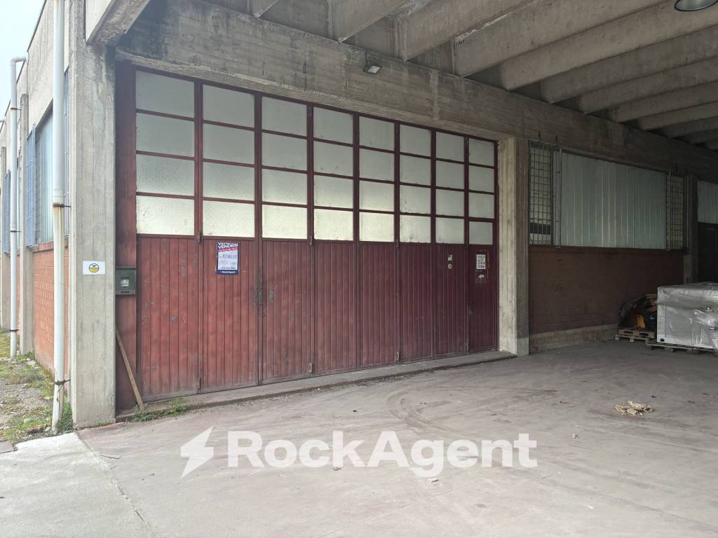 capannone in vendita a Tortona