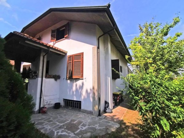 casa indipendente in vendita a Tortona