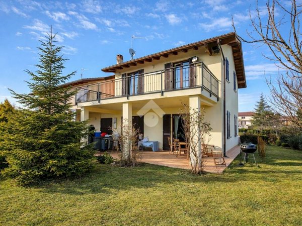 casa indipendente in vendita a Tortona in zona Mombisaggio