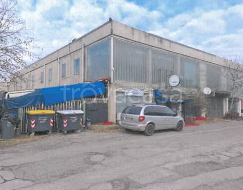 locale commerciale in vendita a Tortona