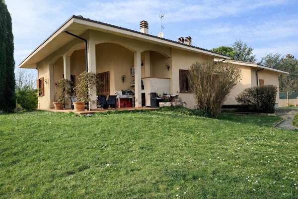 casa indipendente in vendita a Tortona