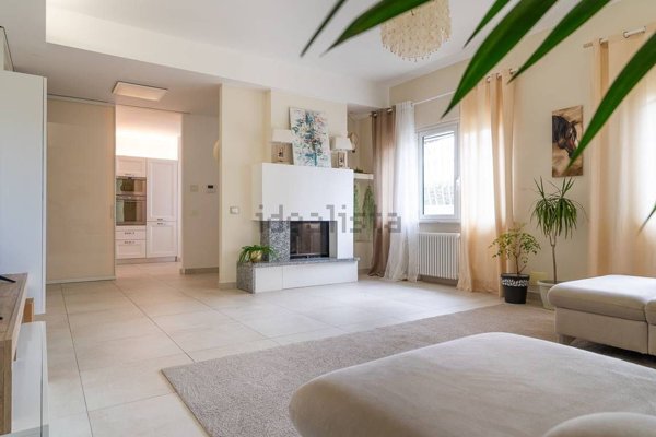 casa indipendente in vendita a Tortona