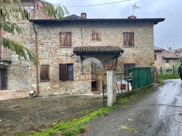 casa indipendente in vendita a Tortona