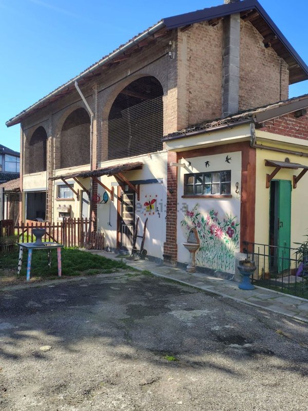 casa indipendente in vendita a Tortona