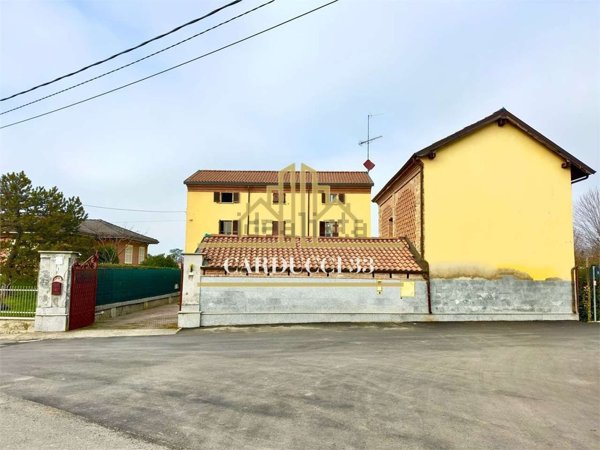 casa indipendente in vendita a Tortona