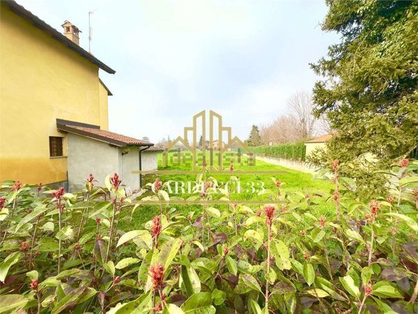 casa indipendente in vendita a Tortona