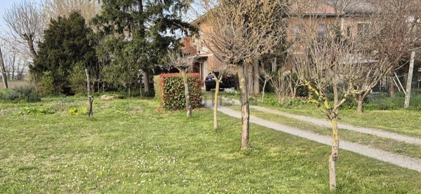 casa indipendente in vendita a Tortona