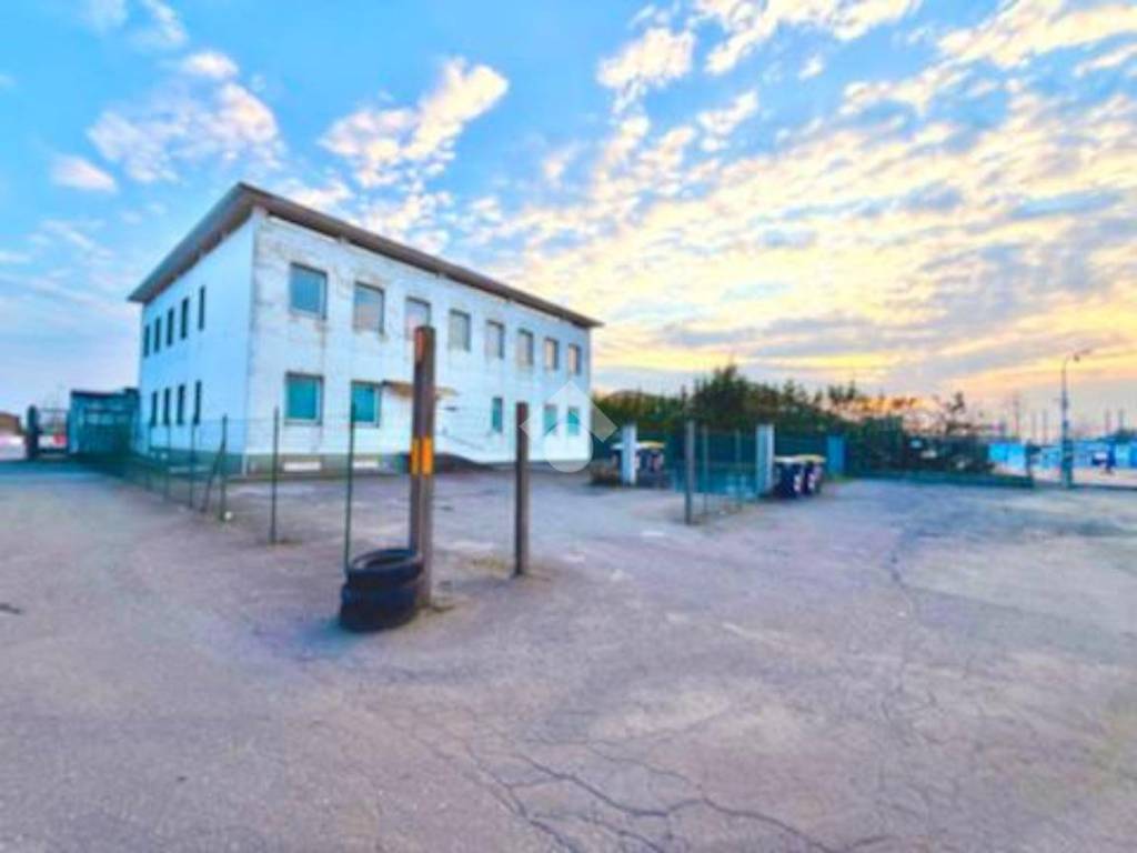 negozio in vendita a Tortona