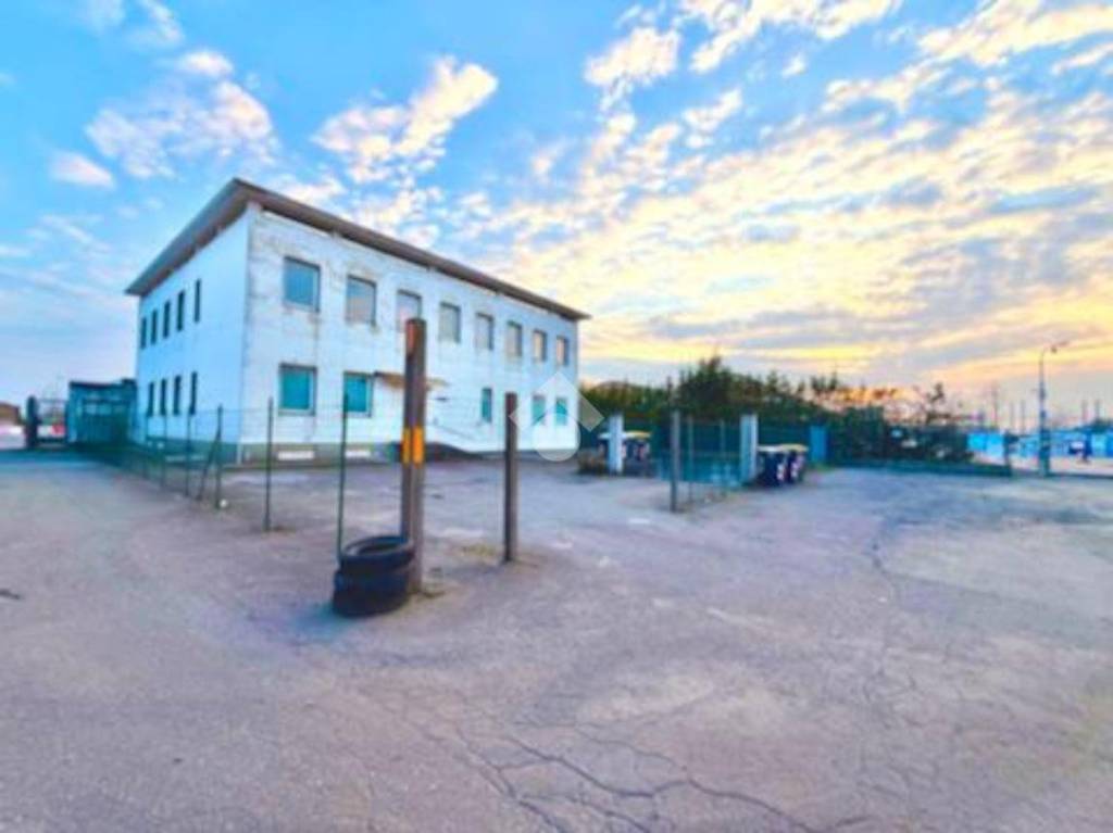 negozio in vendita a Tortona