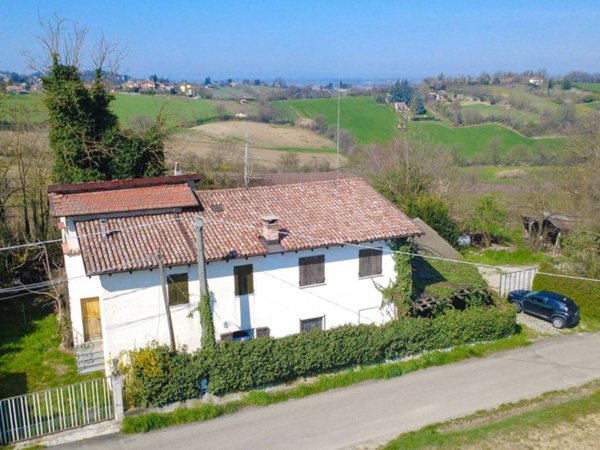 casa indipendente in vendita a Tortona