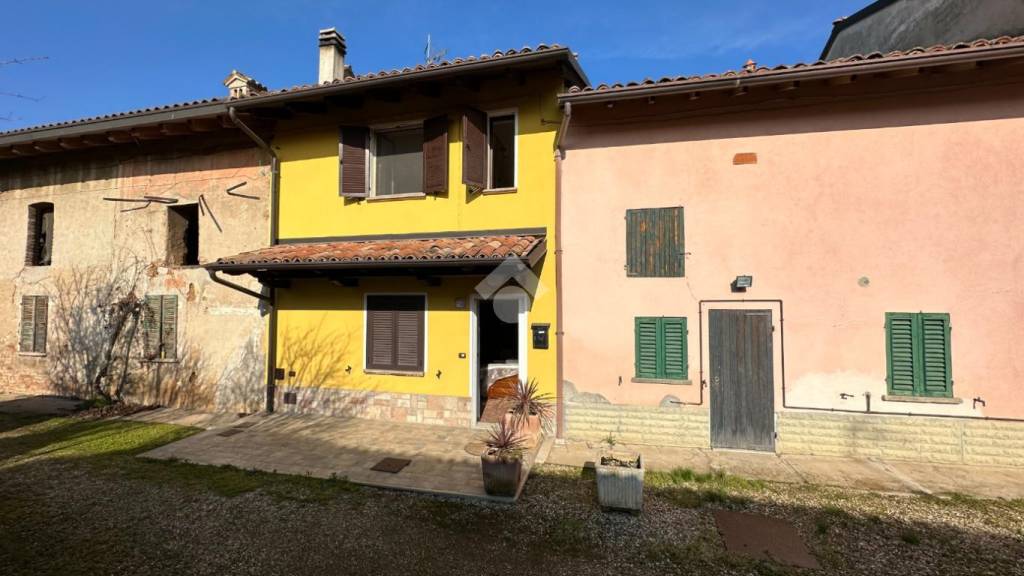 casa indipendente in vendita a Tortona