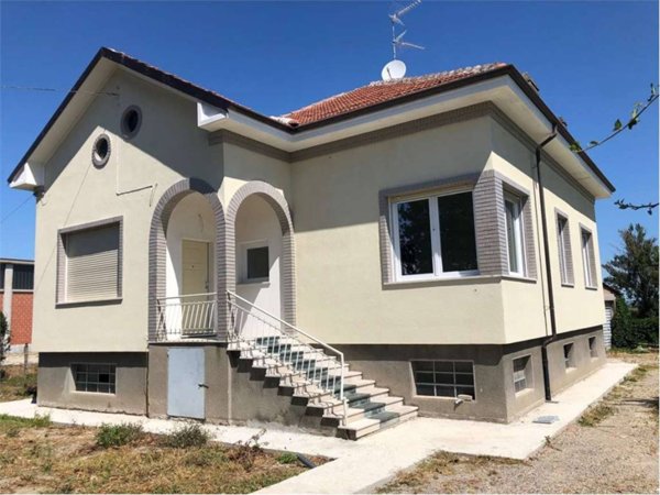 casa indipendente in vendita a Tortona