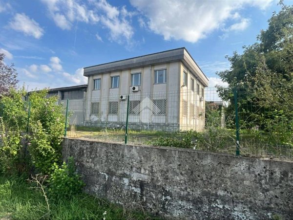 locale commerciale in vendita a Tortona