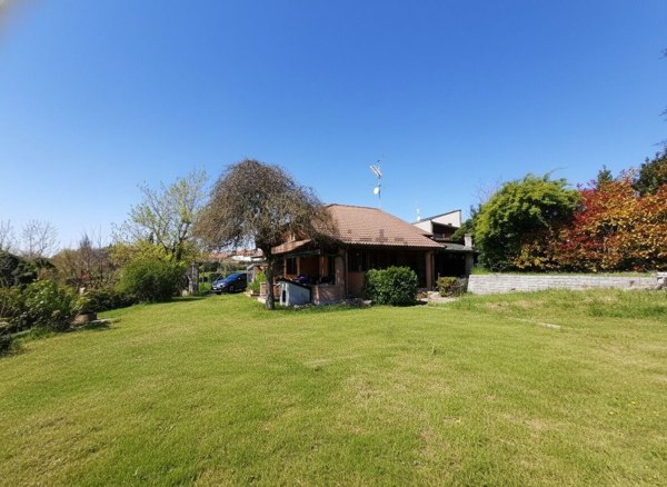 casa indipendente in vendita a Tortona