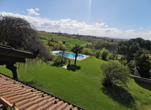 casa indipendente in vendita a Tortona