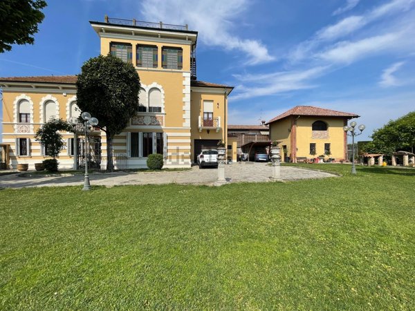 casa indipendente in vendita a Tortona
