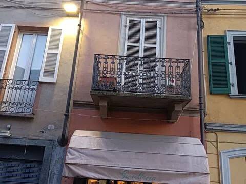 casa indipendente in vendita a Tortona