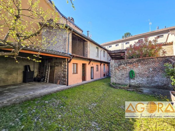 casa indipendente in vendita a Tortona in zona Centro Storico