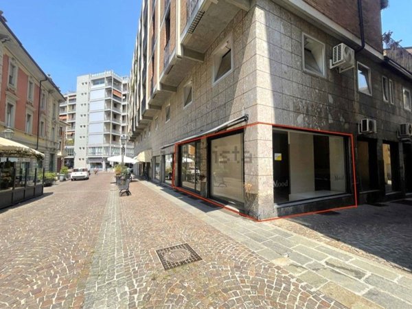 locale commerciale in vendita a Tortona