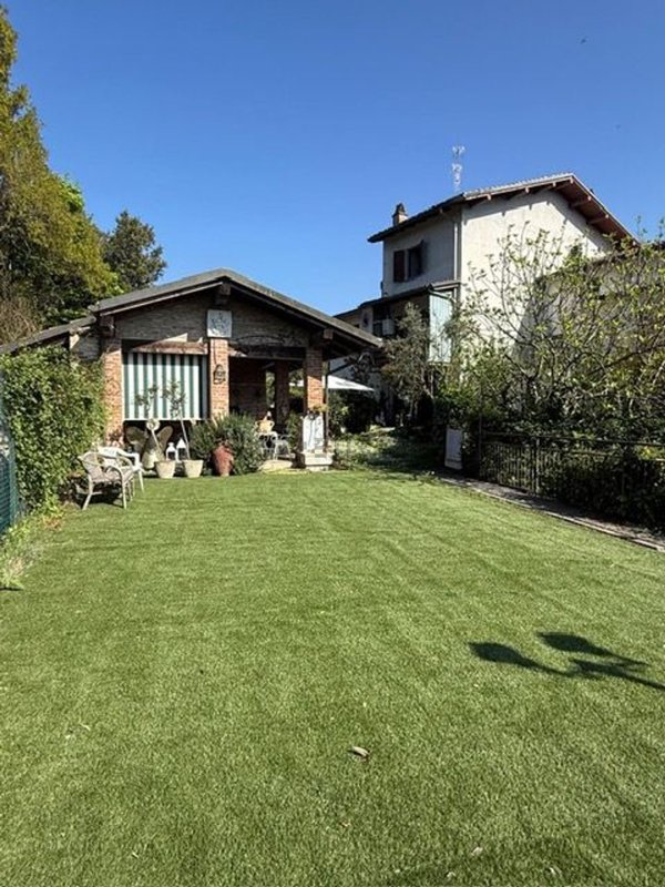 casa indipendente in vendita a Tortona