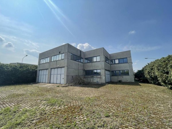 locale commerciale in vendita a Tortona in zona Villoria