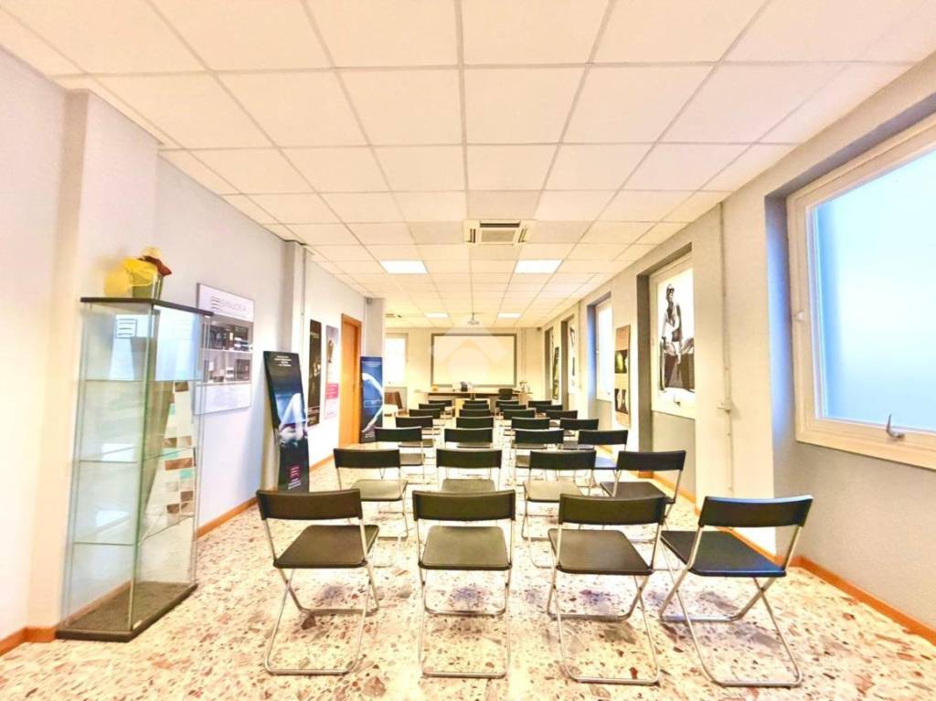 negozio in vendita a Tortona