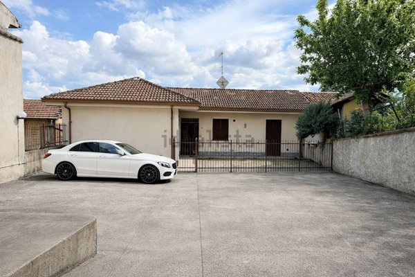 casa indipendente in vendita a Tortona