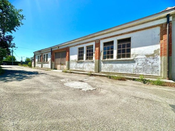 locale commerciale in vendita a Tortona