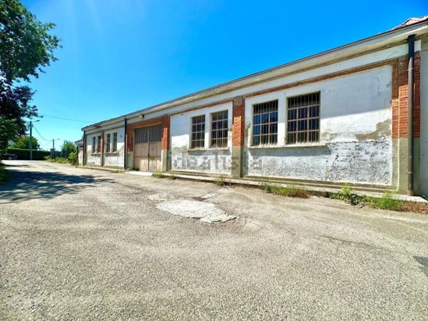 locale di sgombero in vendita a Tortona