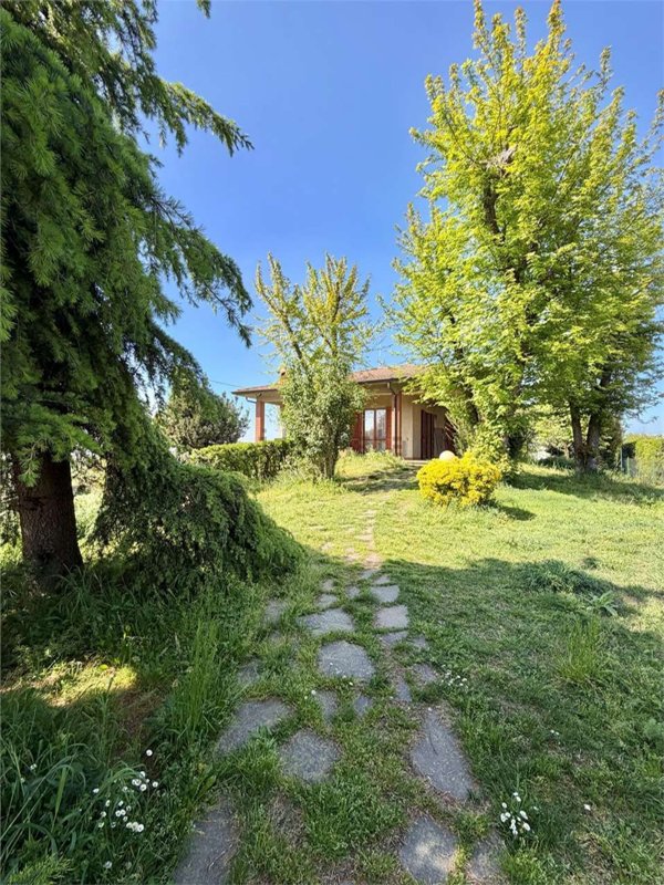 casa indipendente in vendita a Tortona