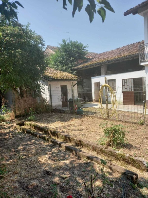 casa indipendente in vendita a Tortona