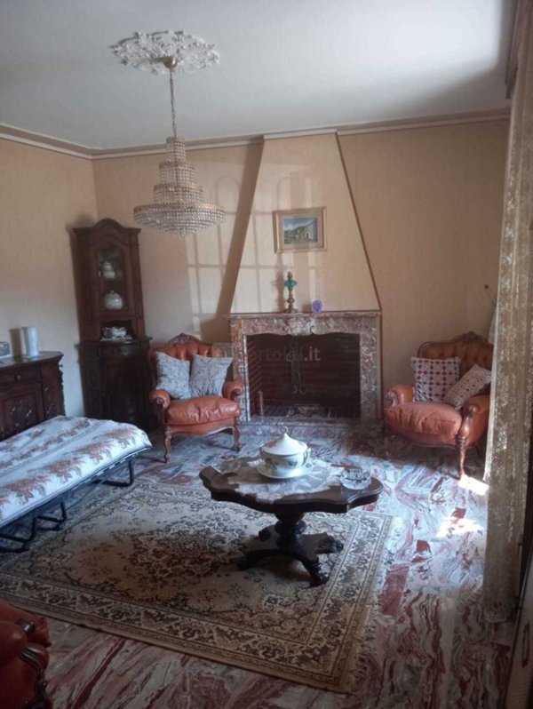 casa indipendente in vendita a Tortona
