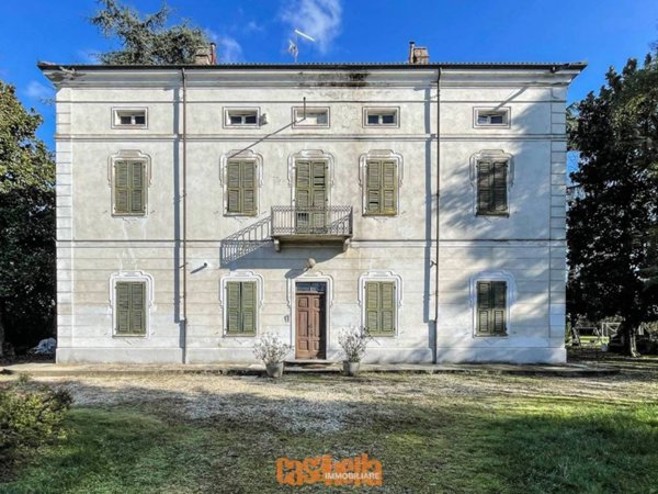 casa indipendente in vendita a Tortona