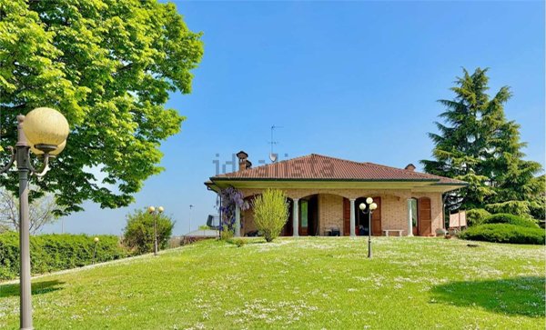 casa indipendente in vendita a Tortona
