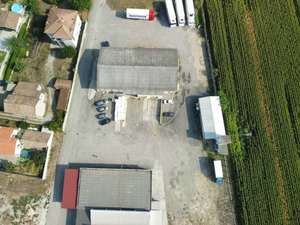 locale commerciale in vendita a Tortona