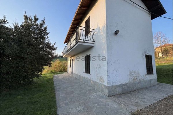 casa indipendente in vendita a Tortona