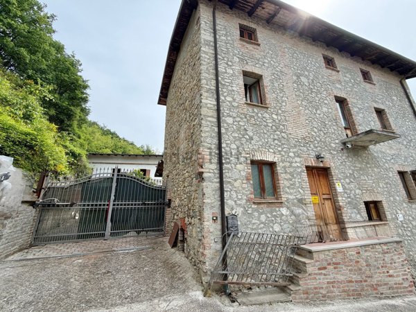 casa indipendente in vendita a Tortona
