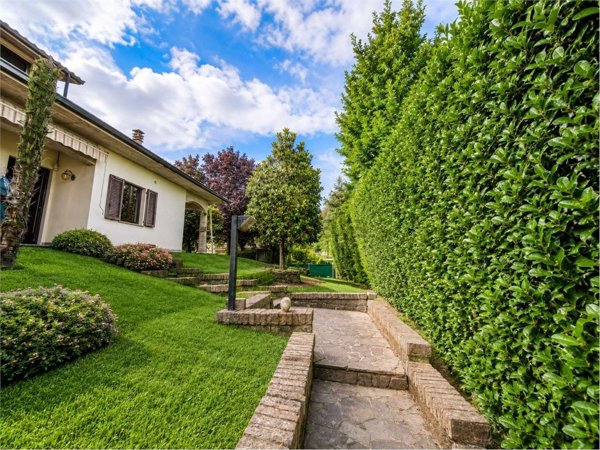 casa indipendente in vendita a Tortona