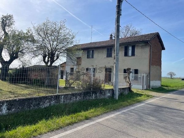 casa indipendente in vendita a Tortona