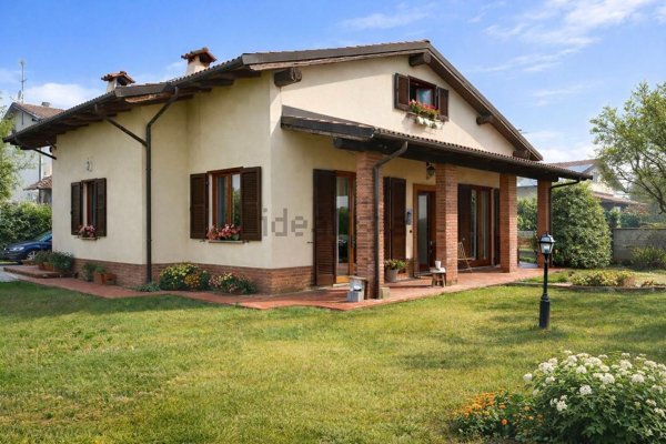 casa indipendente in vendita a Tortona