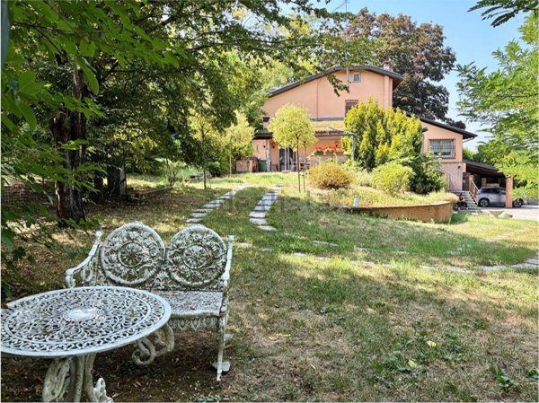 casa indipendente in vendita a Tortona