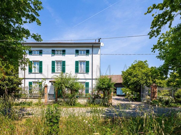 casa indipendente in vendita a Tortona