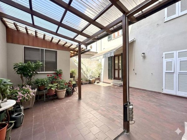 casa indipendente in vendita a Tortona