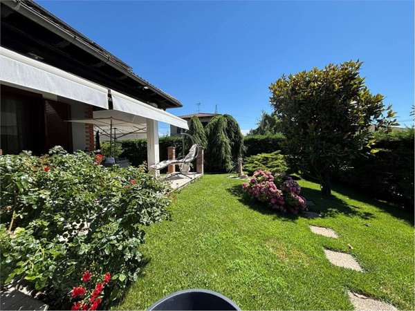 casa indipendente in vendita a Tortona