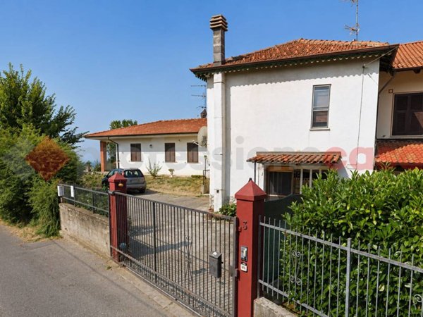casa indipendente in vendita a Tortona